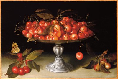 Kersen in een zilveren compote met sierappels op een stenen rand en een kievitsbloemvlinder door Galizia Fede