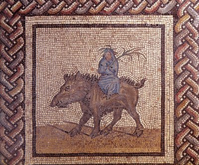 Gallo-Romeinse kunst: mozaïekbestrating die een rustieke kalender voorstelt. Allegorie van de Winter rijdt op een everzwijn. Eind 2e, begin 3e eeuw na Christus. Uit Saint-Romain-en-Gal (Rhone). Saint Germain en Laye, Nationaal Archeologisch Museum door Gallo Roman