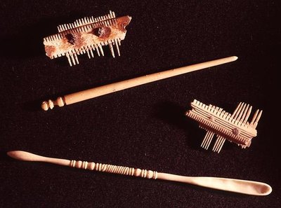 Twee kammen, een haarspeld en een lepel voor make-up door Gallo Roman Gallo Roman