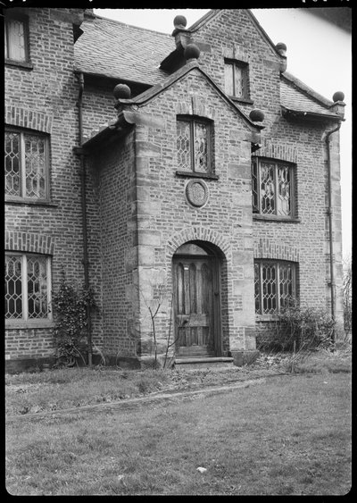 Knobb Hall, Manchester door George Bernard Wood