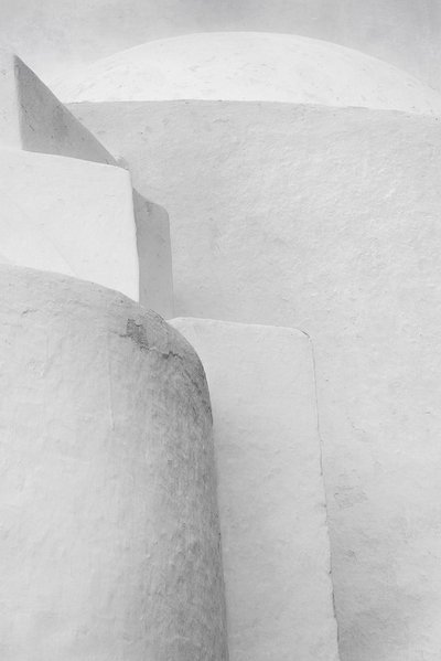 Witte architectonische rondingen door George Digalakis