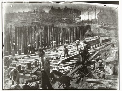 Bouwvakkers aan het werk in een bouwput aan de Van Diemenstraat in Amsterdam door George Hendrik Breitner