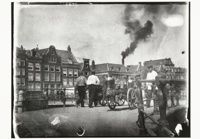 Gezicht op de Prinsengracht bij de brug over de Leidsegracht in Amsterdam door George Hendrik Breitner