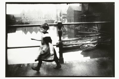Meisje op de brug van Prinseneiland in Amsterdam door George Hendrik Breitner