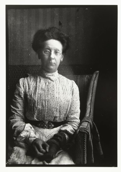 Portret van Margaretha Breitner, zus van de fotograaf door George Hendrik Breitner