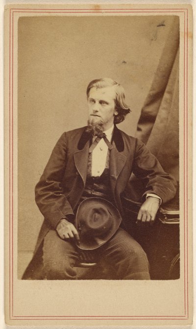 [Ongeïdentificeerde man met sik, zittend, met een hoed op zijn schoot]. door George Kendall Warren