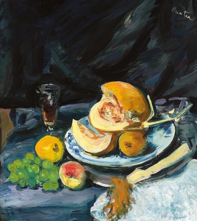 Stilleven met gesneden meloen, glas en waaier, ca. 1920 door George Leslie Hunter