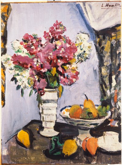 Zomerbloesem en een schaal met fruit, met een kop en schotel door George Leslie Hunter