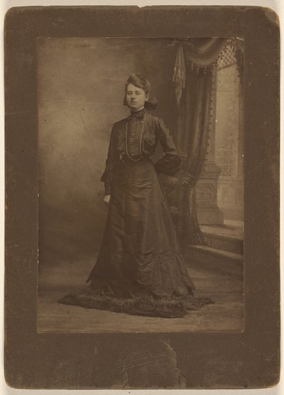 [Portret van een jonge vrouw in lange zwarte jurk, staand]. door George W. Killian