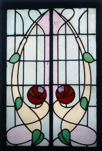 Een glas-in-lood paneel met gestileerde rozen door George Walton