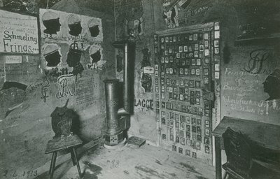Een kamer met muren bedekt met graffiti verwijzend naar belangrijke hedendaagse figuren zoals Bussche en Waldow. Ansichtkaart verzonden in 1913. door German Photographer