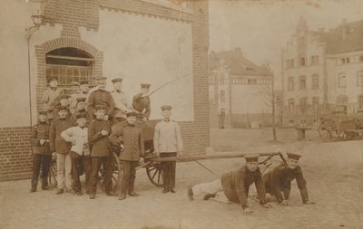 Duitse soldaten trekken (kanon) wagen. Briefkaart verzonden in 1913. door German Photographer