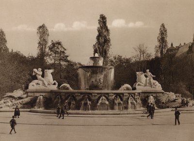 Munchen / München: Wittelsbacher Brunnen (z/w foto) door German Photographer