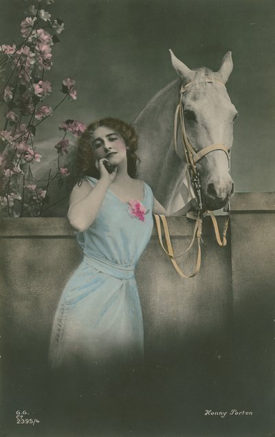 Ansichtkaart van de Duitse filmster Henny Porten, verzonden in 1913 (handgekleurde foto) door German Photographer