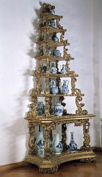 Collectie blauw en wit chinoiserie porselein op een piramide standaard, Duits, verguld hout, begin 18e eeuw door German School