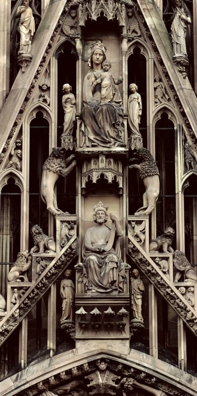 Detail van de Maagd en Kind, van de gevel boven het centrale portaal aan de westgevel, begonnen in 1277 (steen) door German School