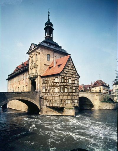 Uitzicht op het Altes Rathaus, oorspronkelijk gebouwd in 1453 en herbouwd door J.M. Kuchel in 1744-56 door German School