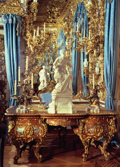 Schrijftafel en standbeeld van Lodewijk XV in de Spiegelzaal door German School