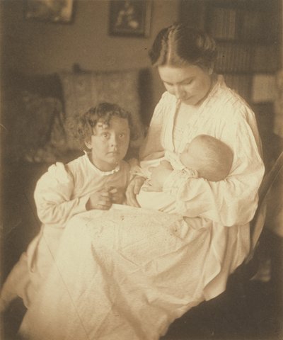 [Moeder in kamerjas, zittend, met baby en zoontje]. door Gertrude Käsebier