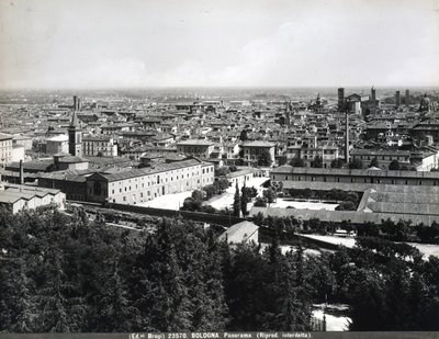 Panoramisch uitzicht op Bologna met fabrieken en een plein. door Giacomo Brogi