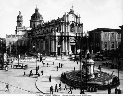 Piazza del Duomo in Catania, met de kathedraal gewijd aan Sint Agatha en de Olifantenfontein, ca. 1900 door Giacomo Brogi