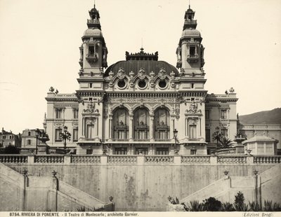 Uitzicht op de gevel van het Montecarlo Theater, ontworpen door Charles Garnier. Monaco door Giacomo Brogi