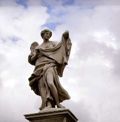 Standbeeld van een engel die de heilige lijkwade vasthoudt door Gian Lorenzo Bernini