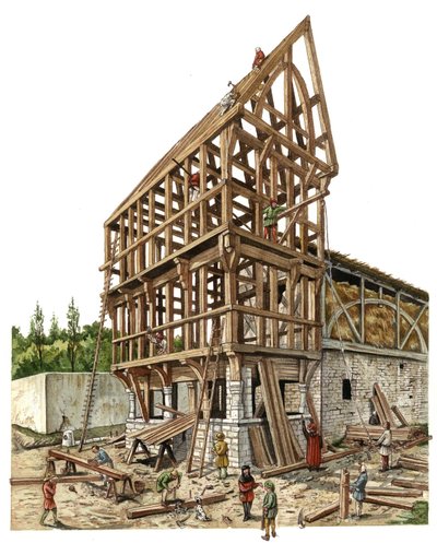 Middeleeuwen: een bouwplaats in een streek in Noord-Frankrijk in de 14e eeuw, timmerlieden en meubelmakers werken aan de houten structuur van een schuur. Illustratie door Giorgio Albertini. (Het gebruik van de werken van deze auteur is niet onderworpen aan door Giorgio Albertini