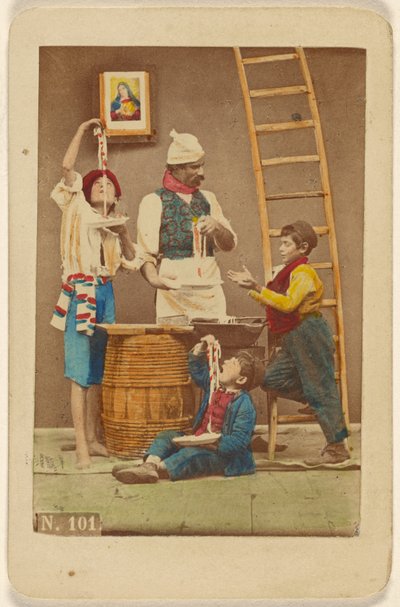 [Ongeïdentificeerde man met snor maakt pasta, drie jongens eten het of helpen hem met het maken]. door Giorgio Conrad