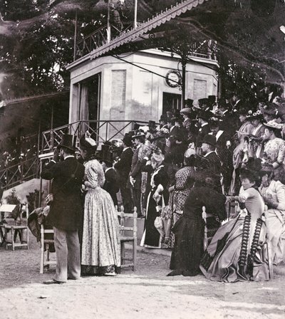 Toeschouwers in de tribunes bepalen de uitkomst van een renbaan in het Cascine Park: de gravin Pucci, gravin Cellesi, de afgevaardigde Filippo Torrigiani, graaf Paszkowski, de vrouw van de Griekse consul, de markiezin Mannelli met dochters, graaf S. Albano door Giorgio Enrico (attr.to) Levi