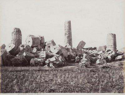 De overblijfselen van de Tempel van Apollo in Selinunte. Twee mannelijke figuren zijn te zien op de ingestorte zuilen door Giorgio Sommer