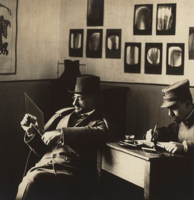Alfredo Trombetta radioloog met een man in militair uniform, in de radiologische afdeling van het Militair Hospitaal in Campobasso. door Phillipe de Marlier