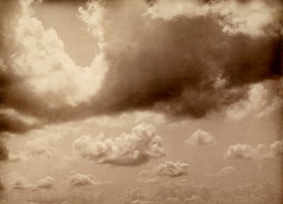 Stuk lucht met grote wolken. De silhouet van de heuvels is eronder te zien door Phillipe de Marlier