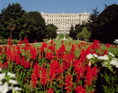 Palacio Real vanuit de tuinen, begonnen in 1738 door Giovanni Battista Sacchetti