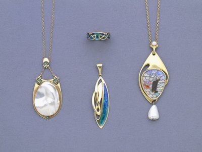 Een groep Liberty & Co geelmetalen en emaille hangers en een ring ontworpen door Archibald Knox door Giovanni Bigatti