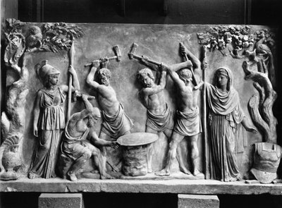 Hephaestus en Cyclopen smeden het schild van Achilles (marmer) (zw/w foto) door Greco Roman Greco Roman