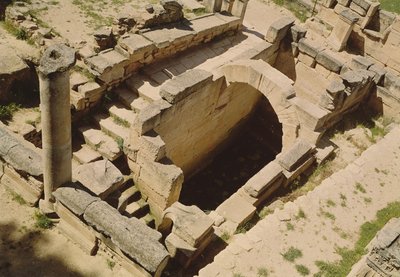 Luchtfoto van het nymphaeum, gerestaureerd door de Romeinen in c.20 v.Chr. door Greek