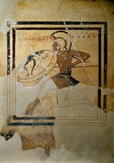 Griekse kunst: pynax (votief tablet) van terracotta die een hopliet in volle vaart voorstelt door Greek