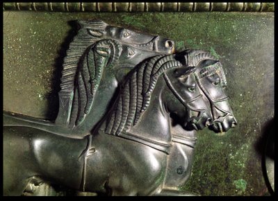 Hoofd van een paard van een quadriga, detail van de fries rond de hals van de Vix Krater (brons) door Greek