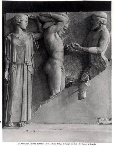 Metope X van de Tempel van Zeus die Hercules toont die de Gouden Appels van de Hesperiden ontvangt uit de hand van Atlas, terwijl Minerva een kussen op zijn hoofd rust (marmer) door Greek