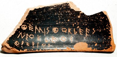 Ostrakon: potscherven die als stembiljetten dienden tijdens ostracismeprocedures in het oude Griekenland door Greek