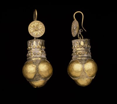 Paar oorhangers met rozetten en cluster van bolletjes, 2e-1e eeuw v.Chr. door Greek