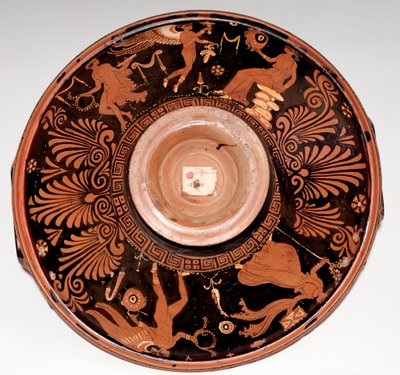 Patera met maenade en Eros (terracotta, 325-300 v.Chr.) door Greek