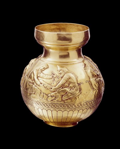 Fles met ringbasis die Scythen in verschillende activiteiten toont (goud) door Greek School