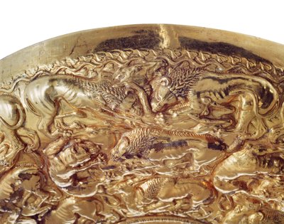 Offerschaal met reliëfdecoraties in de vorm van leeuwen en panters (goud) door Greek School