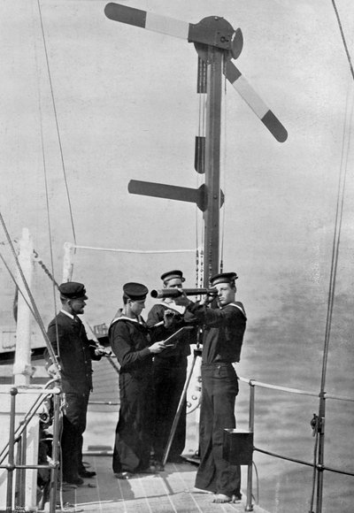 Seinen met semafoor aan boord van HMS Camperdown, 1895 door Gregory and Co