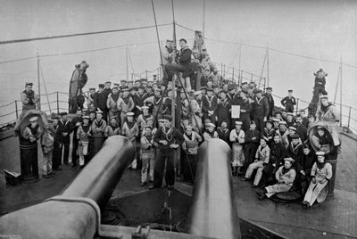 Enkele bemanningsleden van het eerste-klas slagschip HMS Sans Pareil door Gregory and Co