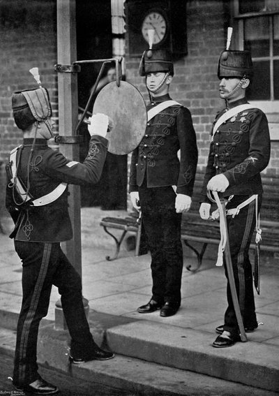 Het slaan van de gong bij de hoofdingang van de cavaleriekazerne van Aldershot, Hampshire door Gregory and Co