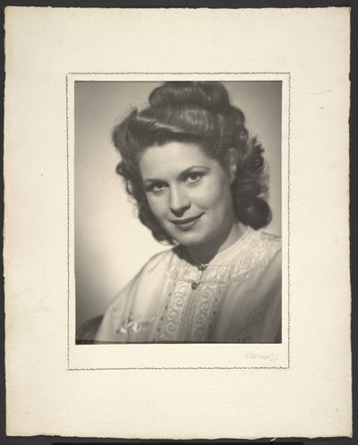 [Portret van een vrouw]. door Günther Krampf