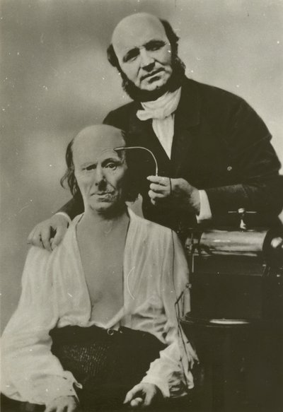 Franse neuroloog Duchenne de Boulogne gebruikt zijn elektrofysiologie-apparaat op een oude man door Guillaume Benjamin Armand Duchenne de Boulogne